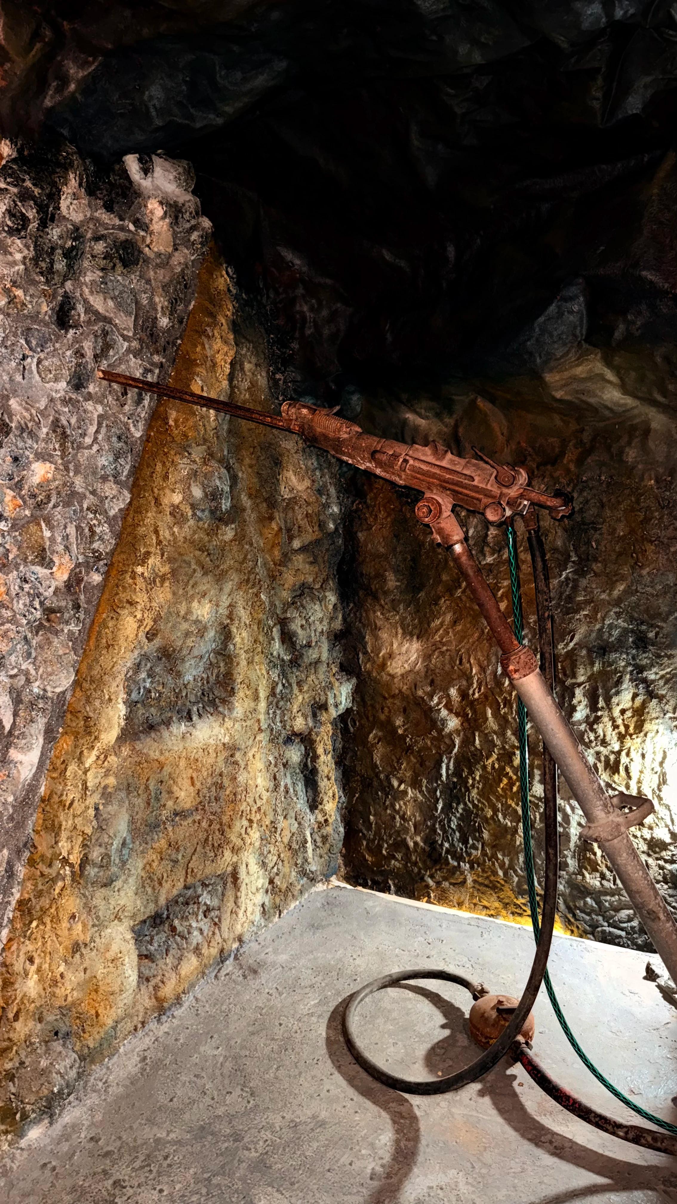 Colección y exhibición detallada de formaciones de cristales de cuarzo puros